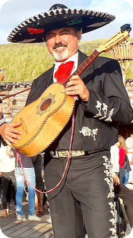 Fredy Olivares (Chili)::vihuela, background vocals Mariachi band huren Mariachi Fiesta Mexicana voor uw huwelijk, bedrijfsfeest, Mexicaanse Mariachi boeken Mariachi Amsterdam