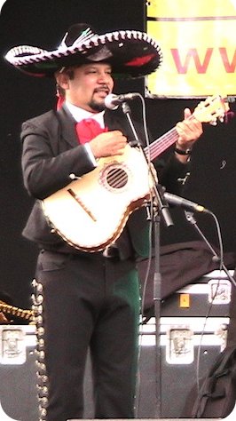 Rafael Guel (Mexico)::vihuela Rafael Mariachi band boeken voor uw bruiloft, bedrijfsfeest, Mexicaanse Mariachi Nederland Mariachi Utrecht, Mariachi Den Haag