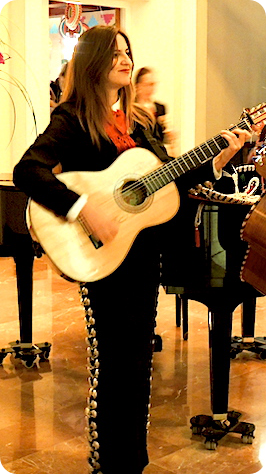 Susana Raya (Spain)::guitar Susana Mariachi band huren voor uw huwelijk, bedrijfsfeest, festival, Mexicaanse Mariachi Nederland boeken Mariachi Rotterdam