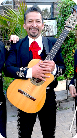 Paul Lovato (Ecuador)::gitaar, background vocals paul lobato Mariachi Fiesta Mexicana