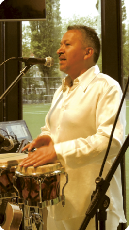 Paul Lovato (Ecuador)::bongos, coros paul lobato sabor latino